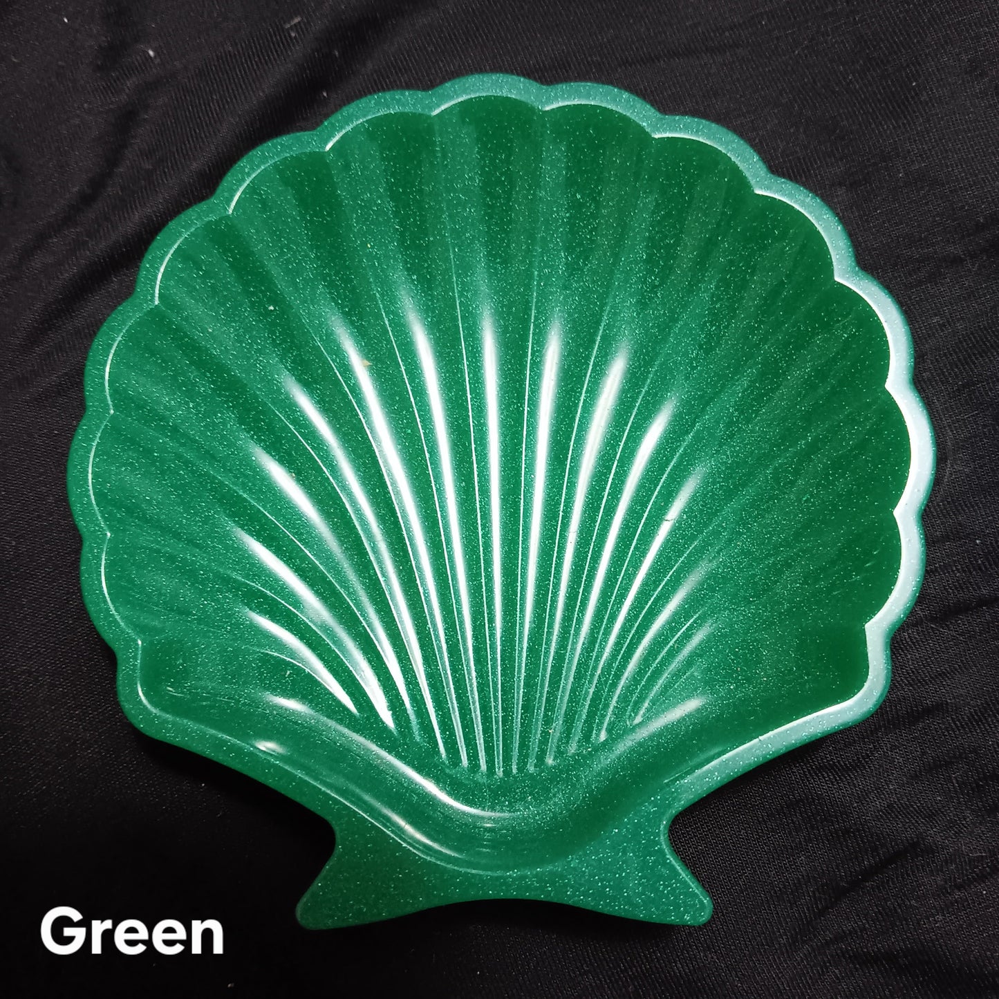 Shell trinket dish in green with glossy shell outline and white-rim glitter rays.
