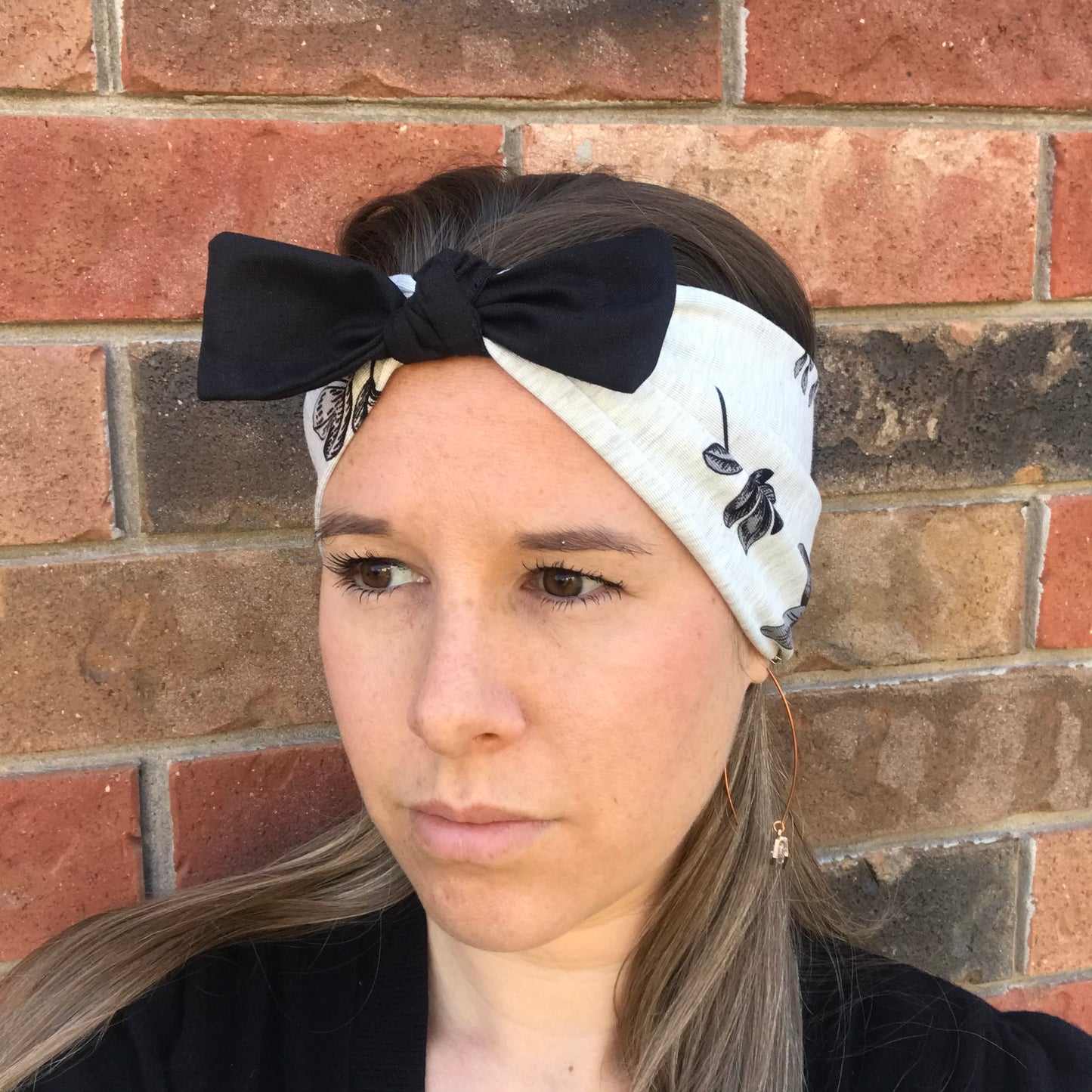 Light leaf-print bow headband with a large black bow at the front