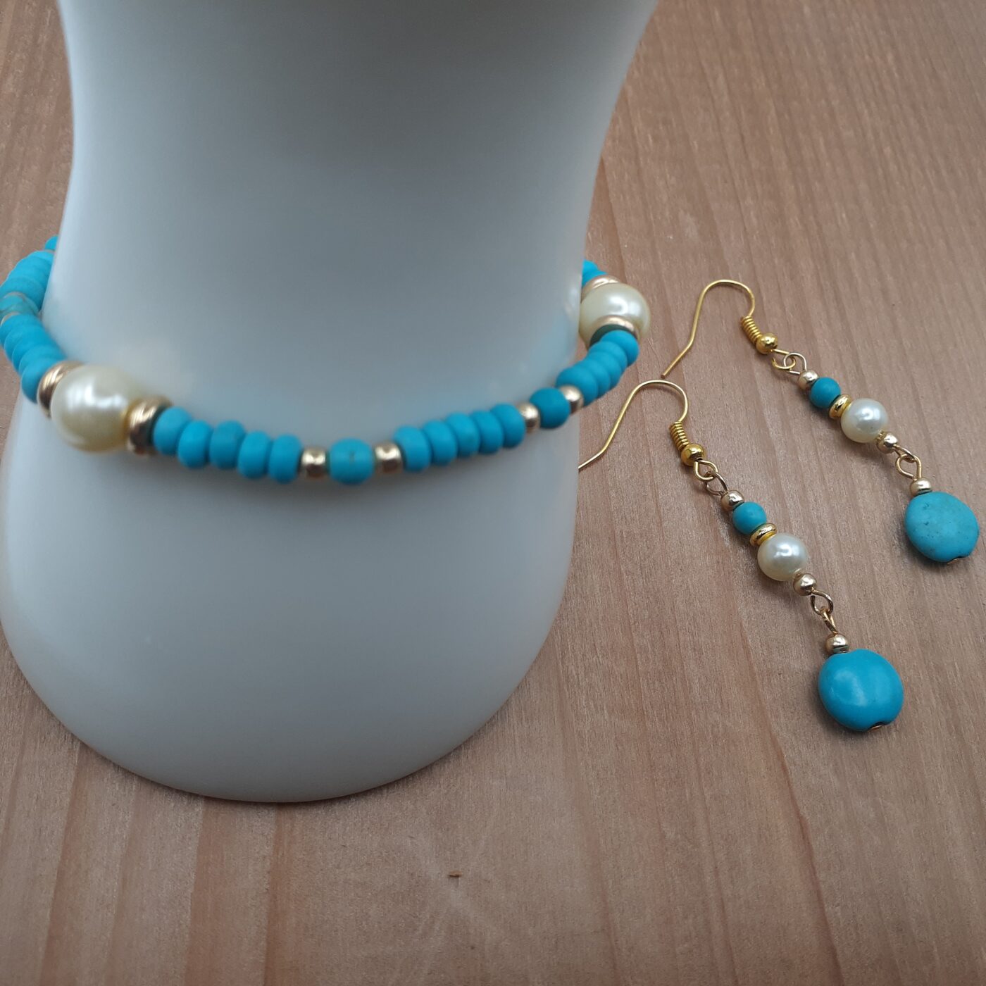 Classic Blues Turquoise Howlite Stone Earrings and Stretch Bracelet Jewellery Set with White Pearl Beads and Gold