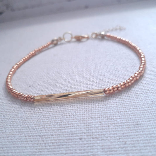 Copper-gold beaded bracelet with slim bar detail and lobster clasp